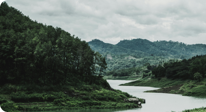 Pemandangan perbukitan hijau dan sungai